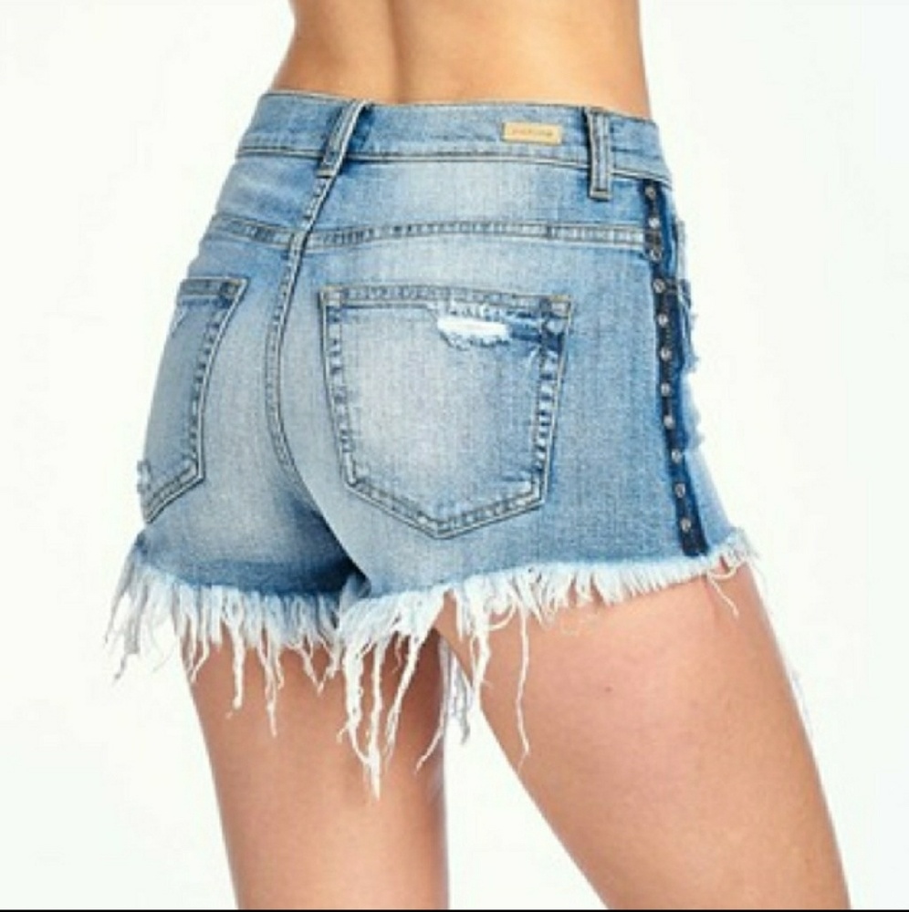 Only 2 left! 🔥distressed shorts 🔥FIRM